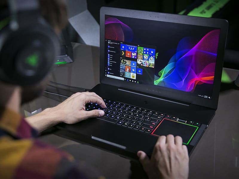 sinh viên dùng laptop gaming mỏng nhẹ