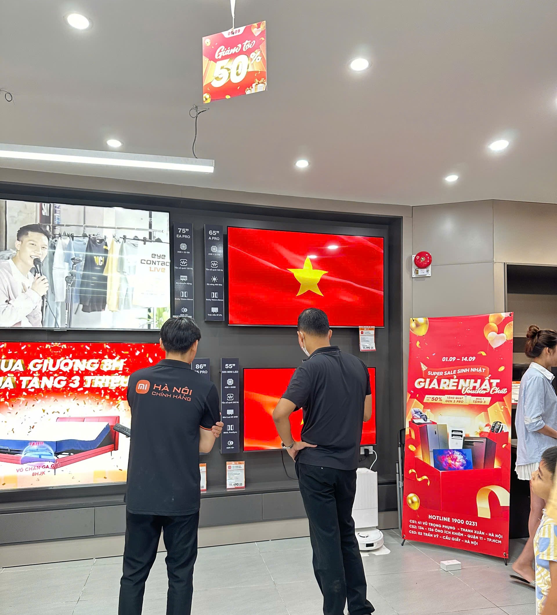 Nhân viên tại showroom đang tư vấn cho khách